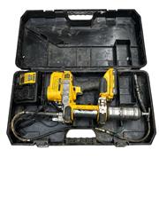 DEWALT DCGG571 20V MAX* Grease Gun Kit (UL)